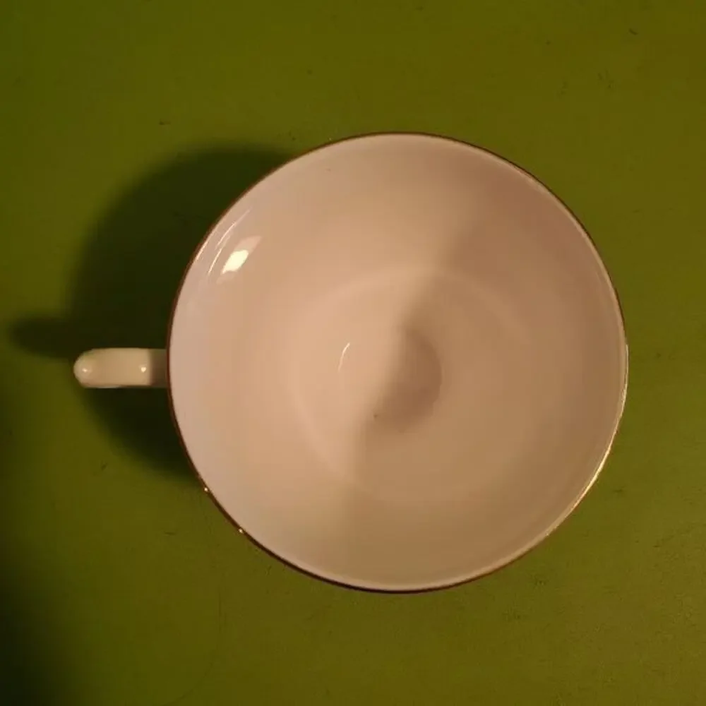 QUEEN ANNE BONE CHINA TEA CUP 8224